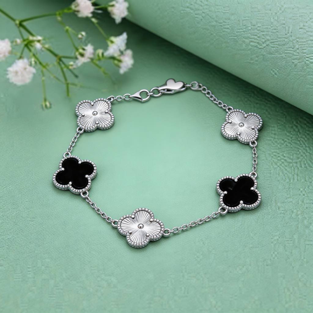 Dual-Tone Quatrefoil Onyx Bracelet in 925 Silver